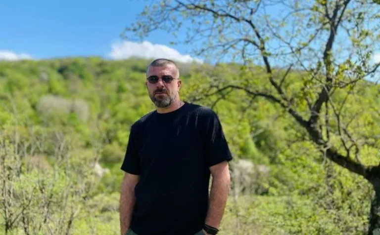“ლევანმა უთხრა ადგილების მეტი რა არის, რაღა ჩემი კარის წინ უნდა დააყენო მანქანაო… დაიწყო ჩხუბი” – ვინ დააკავა მკვლელობისთვის პოლიციამ და რა ახალი დეტალები ხდება ცნობილი